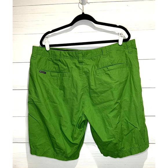 Green COLUMBIA Shorts, Mens 40W 10L - Picture 2 of 3